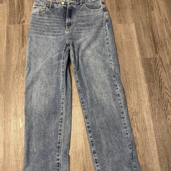 Selling baggy boyfriend jeans only been wear once - Picture 1 of 2